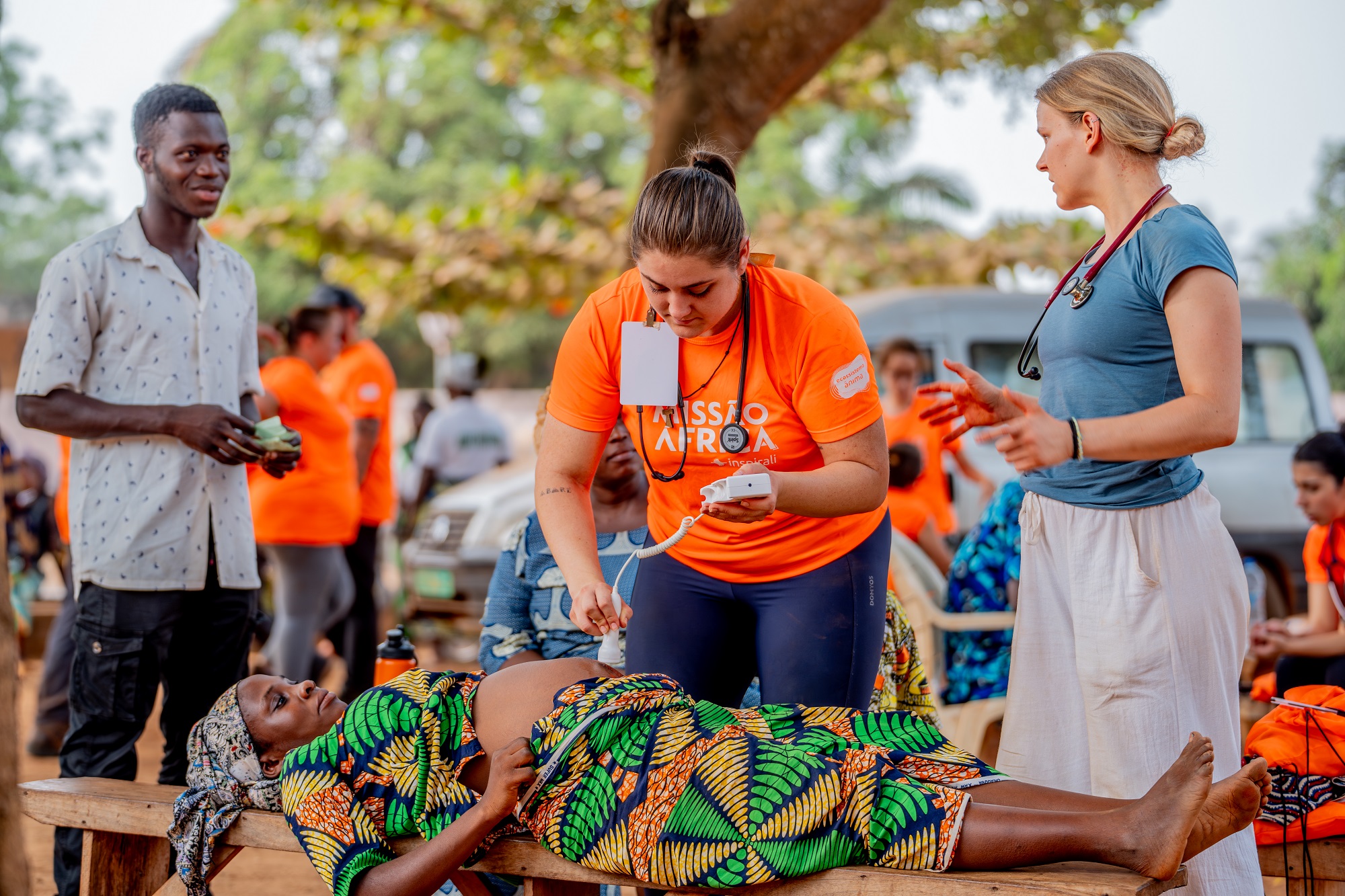 Missão África: Estudantes de Medicina da UniSul prestam atendimento médico em vilarejos de Benim, na África