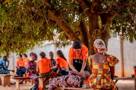 Experiências impactantes, articulações governamentais e parceria  com universidade local: os resultados de uma expedição humanitária na África